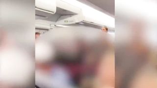 elle voit un  djinn dans un avion