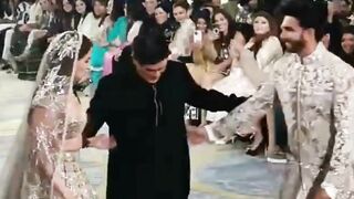 Ranveer Singh, Alia Bhatt Walks On Ramp At The Bridal Couture Show #shorts #ranveersingh #short #trending #viral #bollywood #shortvideo