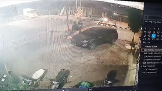 truk tertabrak kerata api. kereta api tabrak truk