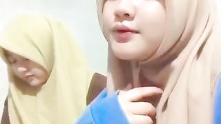 Muslim women read longing poems in Sundanese