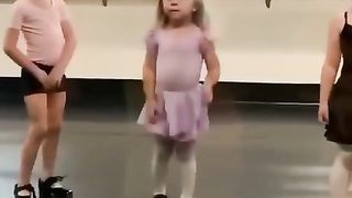 Прикольно танцует 2