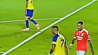 شاهد تواضع رونالدو مع احد المشجعين ????????