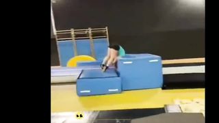 اشبع ضحك????????حمار قبيح يركل صاحبه طرائف مضحكة جدا