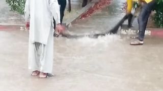 Cricket ground me paani a gya ????