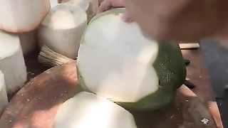 Mengupas buah kelapa