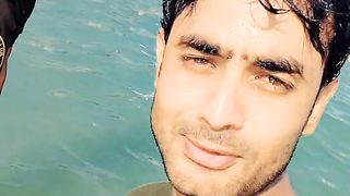 Bathing in Jeddah Sea ⛵ Kam nahi vala larka