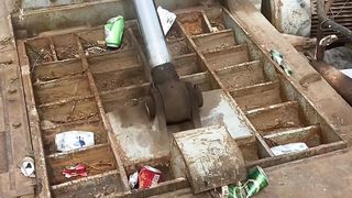 Menghancurkan kaleng minuman bekas