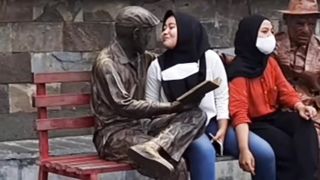 statue kiss prank