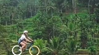 naik sepeda gantung lucu banget
