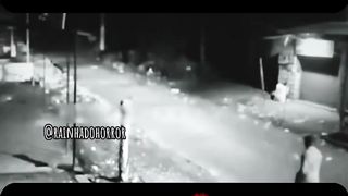 homem é atacado por espíritos