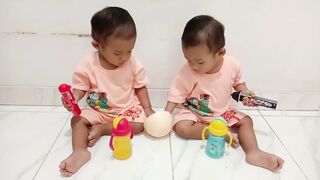 the twins eat caca