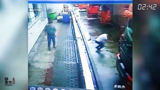 Funny surveillance video(3)