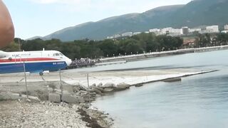 БЕ-200. Спуск на воду и взлет с воды.