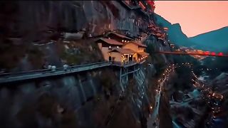 Keahlian Teknik China Bikin Desa Menggantung Di Bukit Yang Menakjubkan