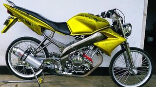 Mobil mewah berwarna pink