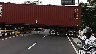Kecelakaan truk panjang