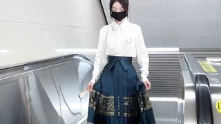 Many people say that Hanfu is too exaggerated and not everyday. In fact, mixing and matching fashion is a good idea.