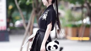 It’s the season of new Chinese short-sleeved and horse-faced skirts, and a high ponytail