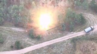Russian Msta-B 152mm towed howitzer was destroyed by a M982 Excalibur of the Ukrainian army