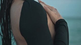 Natalia Fernandez _  Zhiyun Crane  pose
