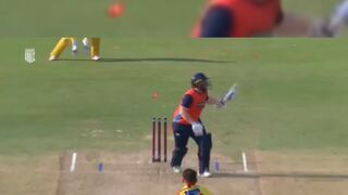 Aaron Finch Out on full toss