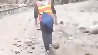 Pahad ke niche log a agaye Allah Hu Akbar