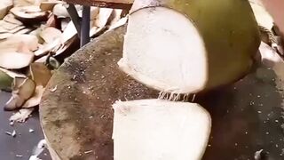 Mengupas buah kelapa muda
