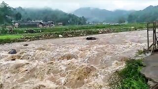 Derasnya air sungai bercampur lumpur