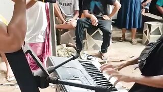 Gokil abis ... seru dan bar-bar pemain keyboard ...!!!