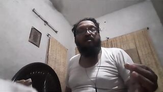 کھانا کھاتے ھوئے ۔۔۔۔