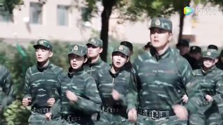 The gangster ran into 10 policemen in a row, and the woman only used a wire to subdue the gangster and rescue the hostages.