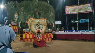 This is the original Indonesian cultural Reog,Which in the past the state of Malaysia wanted to admit