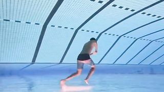 The sense of weightlessness in water