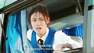 The hilarious scenes of taking a bus in movies and TV dramas are so exciting, one by one.