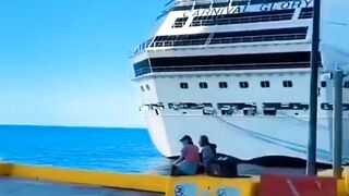 5 kapal pesiar besar sandar di pelabuhan