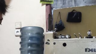 Proses pemasangan kancing kemeja