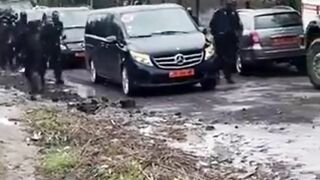 法国球员姆巴佩回乡喀麦隆探望家人，陪同人员是全副武装的装甲车