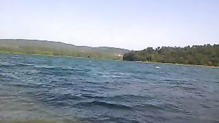 Успокаивающий плеск волн и шум ветра.