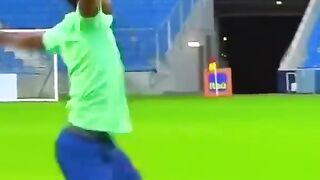 Neymar made that look TOO EASY