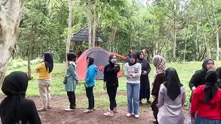 kegembiraan ibu-ibu dan anak-anak TK saat bermain di gunung patambon