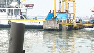 Nunggu kapal jalan