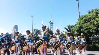 Atraksi seru marching band Angkatan Laut indonesia di tepi laut Auckland