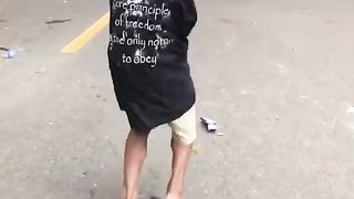 Seorang remaja putra sedang asyik melakukan dance di jalan dan menjadi perhatian yang ada di sektarnya