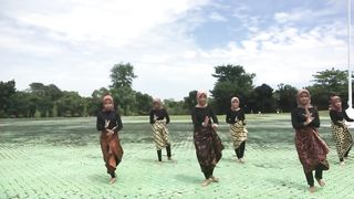 Zapin dance shown by students of senior high school