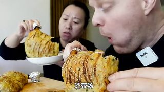Grasping the mother-in-law's stomach is the secret to being spoiled