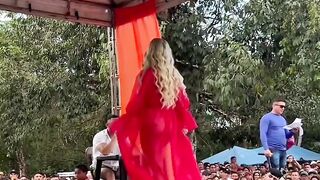 Desfile da modelo Agata Layla no Garota Pau de Cê 2023 Beautiful female modele shows beautiful body shape