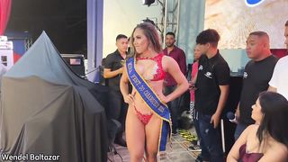 O desfile de despedida da modelo Rayane Cardoso no Musa do Caranguejo Beautiful female modele shows beautiful body shape
