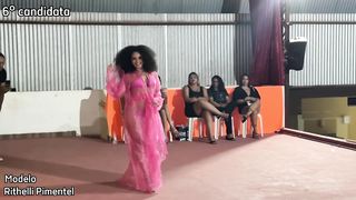 Rithelly Pimentel desfilando no Garota Verão Palmares 2023 Beautiful female modele shows beautiful body shape