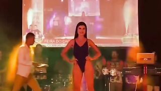 Desfile da oitava e nona candidata no Garota Visitante 2023  Beautiful female modele shows beautiful body shape