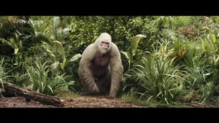 育ての親に対して中指を立てるアルビノのゴリラ _ ランペイジ 巨獣大乱闘 _ Netflix Japan.